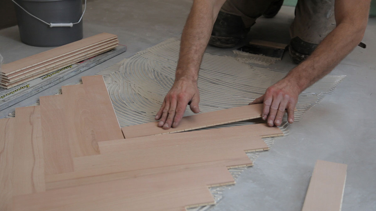 Laminat raus – geklebtes Parkett rein